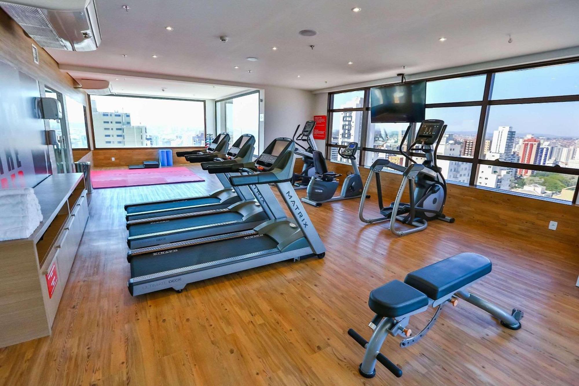 Radisson Red Campinas Hotel Exterior foto A gym in a hotel